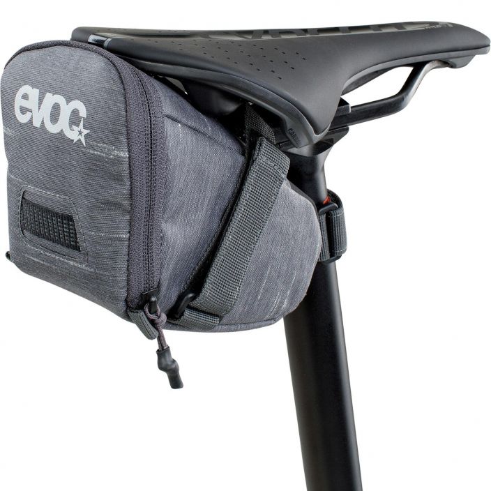 Seat Bag Tour L carbon grey L: 1l, 97g, 11 x 17 x 11,5cm Very durable and water repellent material Water repellent Zipper