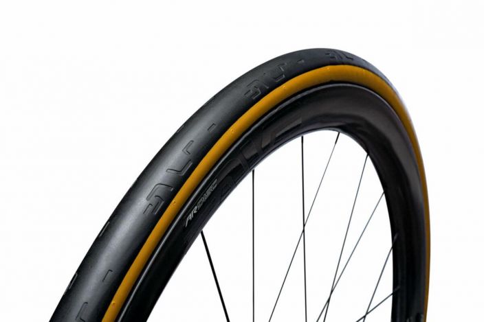 Rengas Enve SES Tan 27-622 SES Road Tires are proven in CFD and the wind tunnel to reduce drag, and are constructed to