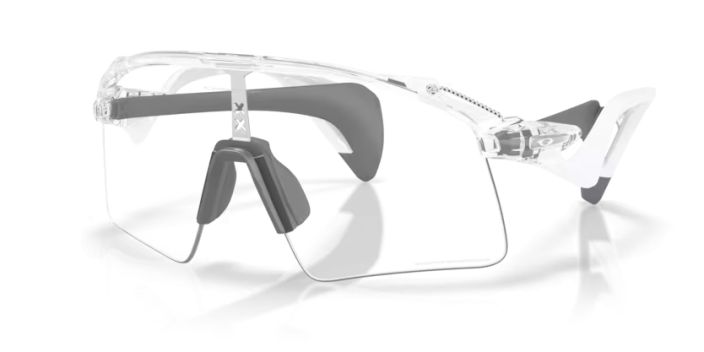 Oakley Stunt Wing Clear Photochromic Sports eyewear that fits like a face glove. Even the most abrupt head movements are no