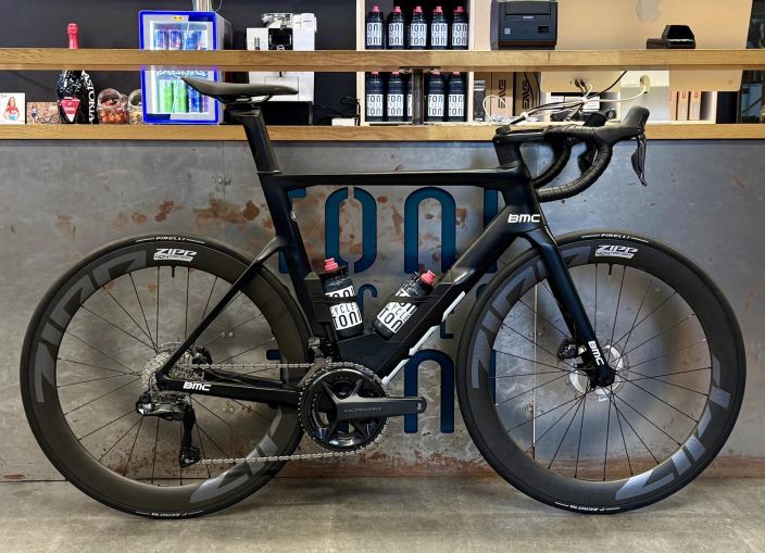 Kaytetty BMC TimeMachine 01 Road Two 56 Runko: Timemachine Road 01 Etuhaarukka: Aerodynamic 01 Premium Carbon Vaihteet: 2x12