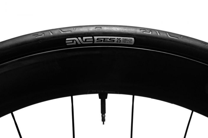 Rengas Enve SES 25-622 SES Road Tires are proven in CFD and the wind tunnel to reduce drag, and are constructed to deliver