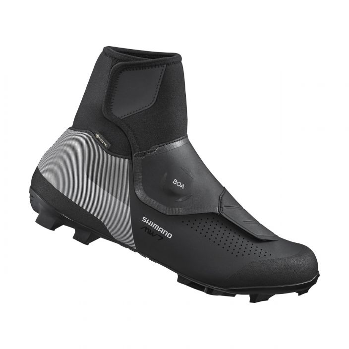 Ajokenka MW702 talvi Wraparound shield with tall cuff shuts out water to keep feet drier when and wherever you ride.