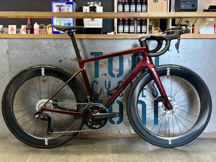 Enve Melee Poison Apple Ultegra Di2 54 Runko: Enve Melee Vaihteet: 2x12 Kampisarja: Shimano Ultegra FC-R8100-2 52/36 12s +