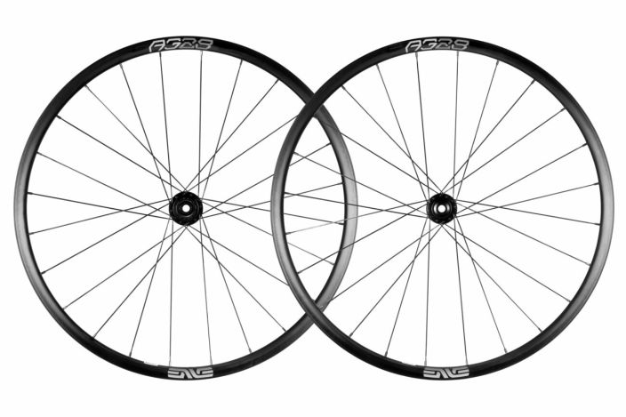 Kiekkopari Enve AG28 Shimano Valmistaja: Enve Vanteen materiaali: Hiilikuitu Koko: 584 Korkeus: 21mm Vanteentyyppi: Tubeless