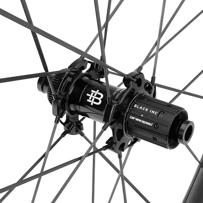Kiekkopari Black Inc 48|58 Carbon Aero XDR B-stock Developed to complement the efficient aerodynamics of the Factor OSTRO Kiekkopari Black Inc 48|58 Carbon Aero XDR B-stock Developed to complement the efficient aerodynamics of the Factor OSTRO